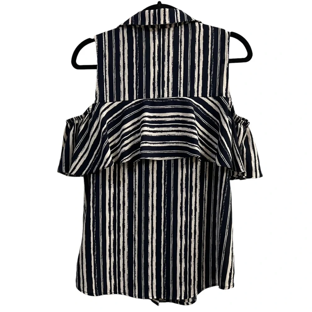 Super SUPER cute cut-out top! - Picture 3 of 5